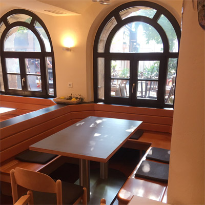 Restauranteinrichtung mit Tischen und Stühlen Objekteinrichtung