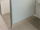Hygienschutzwand Vollkernplatte Edelstahl verschraubt mit Edelstahlfuß für Toilette